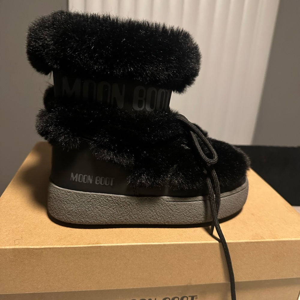 Brand new boots.. got for Christmas and only wore them once before too small.